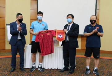 ĐT Việt Nam bất ngờ được nhận quà từ 'vị khách đặc biệt'