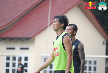 Quân Bầu Đức dầm mưa 'luyện công', quyết bảo vệ top 1 V.League