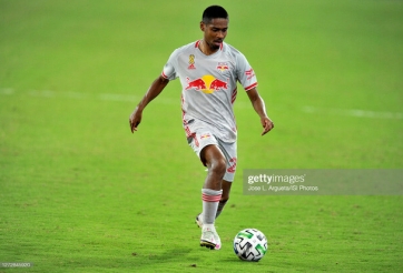 Cầu thủ Việt kiều bất ngờ 'thả thính' bóng đá Việt Nam