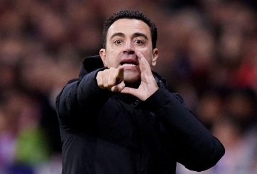 Mắc sai lầm 'quá nghiệp dư', HLV Xavi 'ôm hận' rời Old Trafford