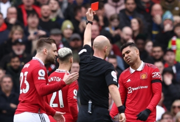 Thẻ đỏ oan nghiệt, Casemiro nhận được món quà cực kỳ bất ngờ đến mức 'không nói nên lời'