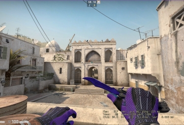 Game thủ CS:GO mua M9 Sapphire và găng Pandora bằng cách dí dao vào cổ người bán