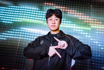 Zeus để lộ khoảnh khắc 'lóng ngóng' hiếm thấy, vô tình phơi bày 'góc tối' nghề tuyển thủ