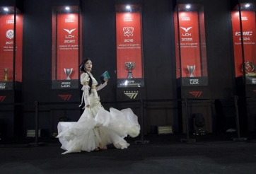 MC xinh đẹp bậc nhất làng LMHT quỳ gối xin lỗi tuyển thủ T1 vì lý do 'khó đỡ'