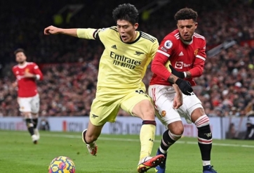 Man Utd và Arsenal khiến 2 huyền thoại đứng 'trái chiến tuyến'