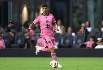 Luis Suarez có 'cú bắt tay' kinh điển sau 7 năm khiến CĐV phấn khích