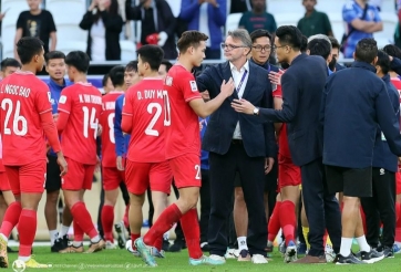 Cận ngày đối đầu Indonesia, HLV Troussier nhận tin không thể vui hơn