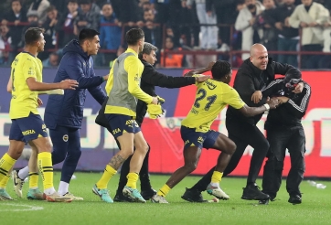 NÓNG: Bạo loạn khó tin tại Thổ Nhĩ Kỳ, CĐV xuống sân hành hung cầu thủ