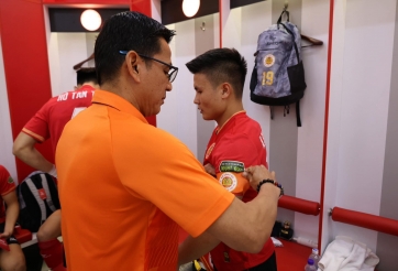 HLV Kiatisak có hành động ấm áp với Quang Hải, khác hẳn thầy Troussier