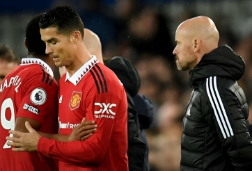 Đối đầu với Ronaldo khiến Ten Hag không còn được tôn trọng ở MU