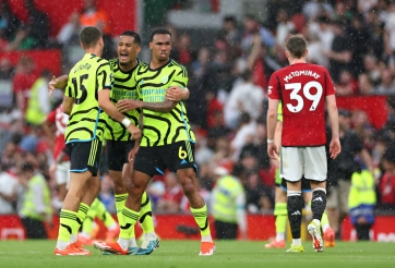 Thua đau Arsenal, MU còn muối mặt vì khoảnh khắc đáng xấu hổ