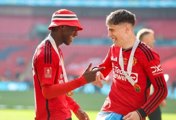 Khiến Man City ôm hận, siêu tiền vệ MU nhận lời khen đặc biệt