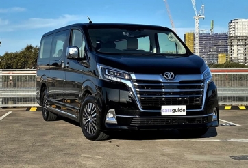 Toyota Granvia: Giá lăn bánh 2023, TSKT & đánh giá xe