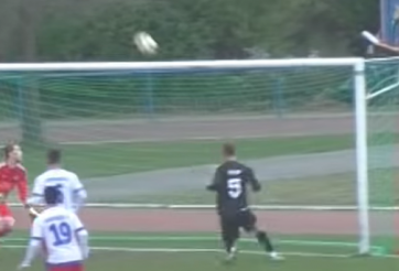 VIDEO: Bị Sterling 'nhập', cầu thủ chuyển hóa bàn thắng thành cơ hội