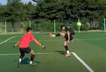 Video: Pha bóng đến Ronaldinho cũng chào thua