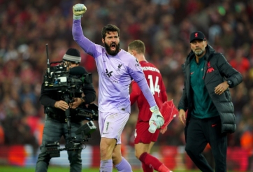 Lập kỷ lục kiến tạo, Alisson Becker dạy Grealish cách chuyền bóng