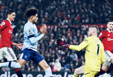 VIDEO: De Gea bị Bruno Fernandes ‘chơi xấu’ dù đang nằm sân trong đau đớn