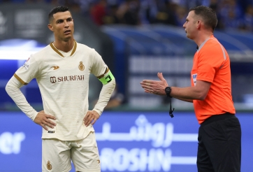 Trọng tài rút thẻ vàng cho Ronaldo nhận số tiền khủng, cao gấp đôi ở Ngoại hạng Anh