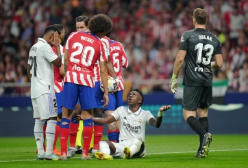 Vô vàn hành động xấu xí của CĐV Atletico Madrid trong ngày Real Madrid 'nhảy múa' tại Wanda Metropolitano