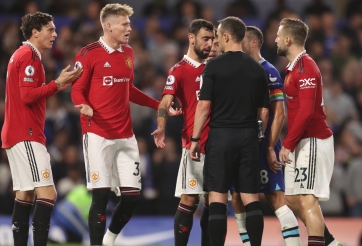 Bao vây trọng tài, Man Utd nhận án phạt thích đáng từ FA