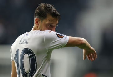 Mesut Ozil tiếp tục bị hắt hủi, cân nhắc giã từ sự nghiệp