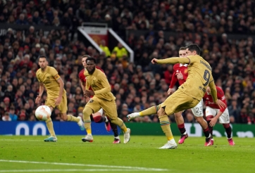 Nổ súng trước Man Utd, Lewandowski 'khiến' Barca mất 1 khoản tiền