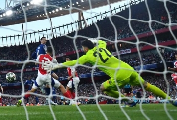 Seedorf chỉ thẳng nỗi sợ của Arsenal sau trận thua PSG