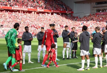 Sao trẻ Arsenal tỏ thái độ bất thường khi chào đón Liverpool