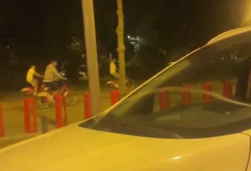 Cầu thủ Barca đi xe đạp đến viện thăm Torres sau chức vô địch La Liga