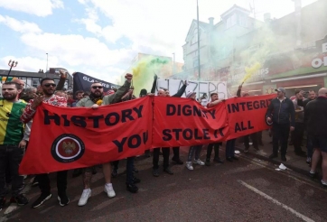 CĐV MU gây náo loạn tại Old Trafford trong ngày hạ màn