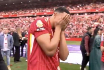 Alexander-Arnold bật khóc khi nâng cúp Premier League