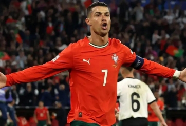 HLV tuyển Bồ Đào Nha nổi giận khi Ronaldo bị CĐV đụng chạm