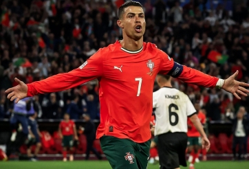 Ronaldo được hàng ngàn CĐV Đức đứng dậy vỗ tay