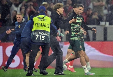 Fan cuồng lao thẳng vào sân ôm Ronaldo trước trận gặp Đức