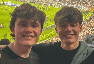 Hai CĐV ở trong toilet 27 giờ để trốn vé xem chung kết C1