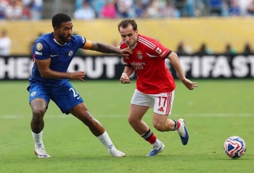 Trận Chelsea và Benfica bị hoãn ở phút 86
