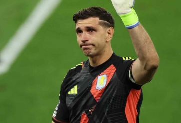 Emiliano Martinez rơi vào tình cảnh tiến thoái lưỡng nan