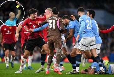 'Vua thẻ' sẽ cầm còi trận derby Manchester