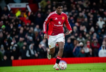 Hậu vệ Man United có động thái 'lạ' với HLV Ruben Amorim