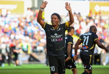 Ronaldinho bất ngờ ký hợp đồng với đội bóng Italia ở tuổi 46