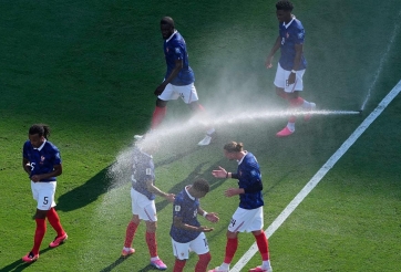 FIFA để Pháp đá dưới cái nóng gần 70°C, CĐV không thể ngồi ghế