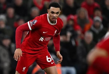 Arnold báo tin buồn cho Liverpool