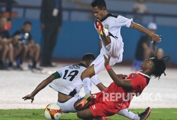 VIDEO: Ronaldo Indonesia 1 chiêu đốn ngã 2 cầu thủ U23 Timor Leste