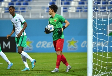 VIDEO: Những pha bắt bóng để đời của 'thủ môn bắt đắc dĩ' Nhâm Mạnh Dũng