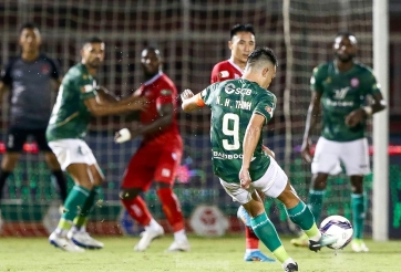 Trở lại mạnh mẽ sau án treo giò, Hoàng Thịnh nhận giải thưởng đặc biệt