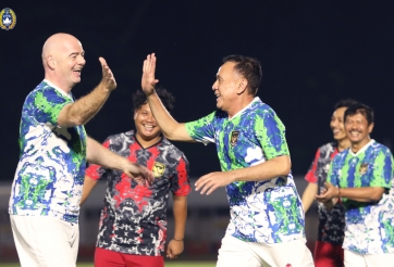 VIDEO: Chủ tịch FIFA phô diễn kỹ năng chơi bóng cùng chủ tịch LĐBĐ Indonesia