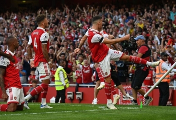 Tội đồ lập công, Arsenal ngược dòng kịch tính đòi lại ngôi đầu bảng