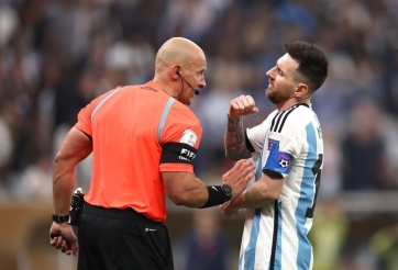 Messi hành động đặc biệt với trọng tài chung kết World Cup 2022