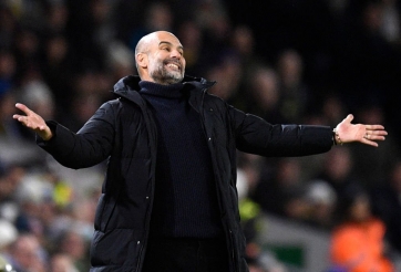 Bực học trò, HLV Pep Guardiola sút vật thể vào đồng nghiệp