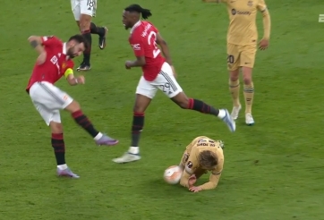 Bruno Fernandes chơi xấu với De Jong, fan MU được dịp hả hê